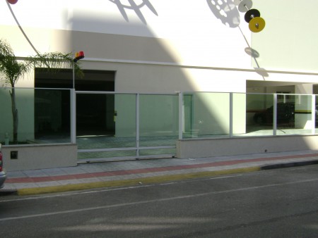 Portão de correr de vidro com muro de vidro